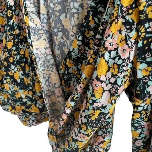 NWOT Black Floral Crop Wrap Top w Tie - Picture 4 of 5